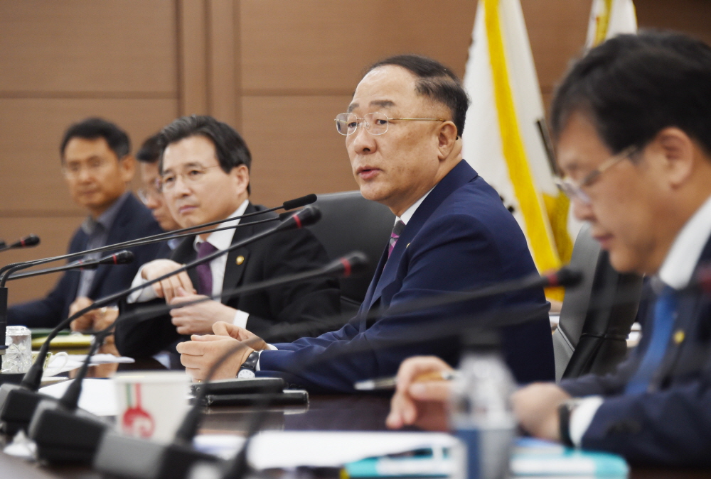 ▲홍남기 경제부총리 겸 기획재정부 장관이 18일 정부세종청사에서 확대간부회의를 주재하고 있다. (사진제공=기획재정부)