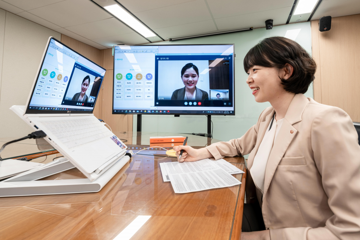 ▲비대면(언텍트)을 통해 직원 서비스 교육을 진행하고 있는 한화호텔앤드리조트 직원 (사진제공=한화호텔앤드리조트)