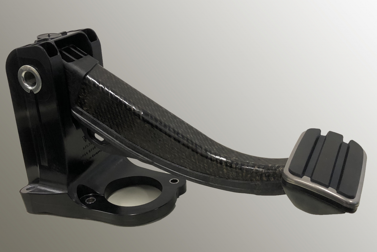 ▲랑세스의 고성능 플라스틱 '테펙스'와 경량화 설계 기술을 기반으로 개발한 플라스틱 브레이크 페달 모습 (사진제공=랑세스)