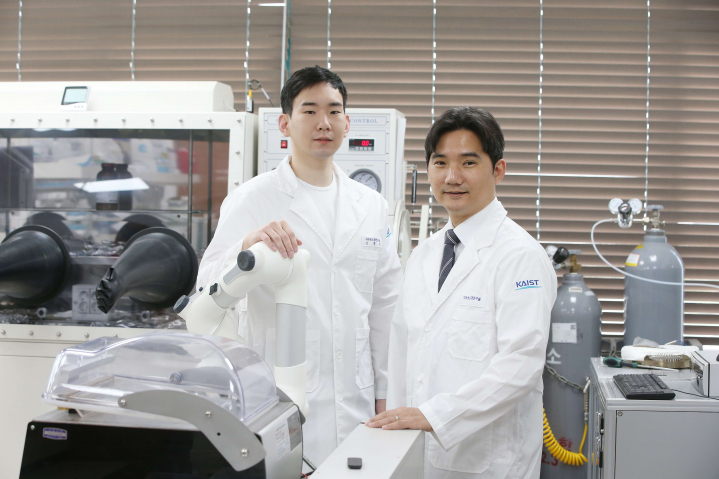 ▲(왼쪽부터)김홍준 박사, 홍승범 카이스트 교수 (카이스트 제공)