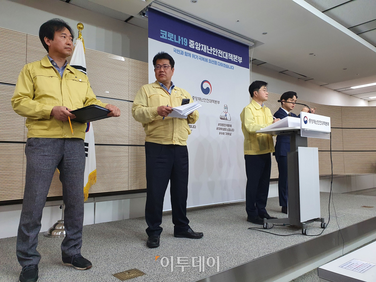 ▲윤태호 신종 코로나바이러스 감염증(코로나19) 중앙사고수습본부(중수본) 방역총괄반장(보건복지부 공공보건정책관)이 11일 정부세종청사에서 중앙재난안전대책본부(중대본) 회의 결과를 발표하고 있다. (세종=김지영 기자)