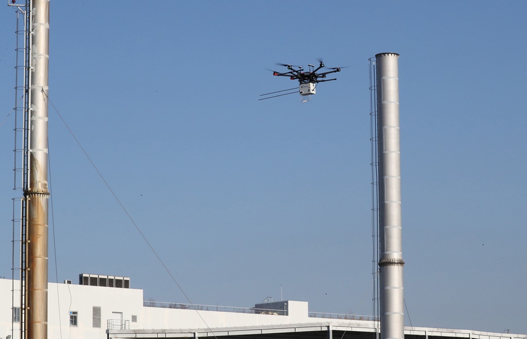 ▲수도권대기환경청 드론이 대기배출사업장에서 대기오염물질 배출을 감시하고 있다. (뉴시스)