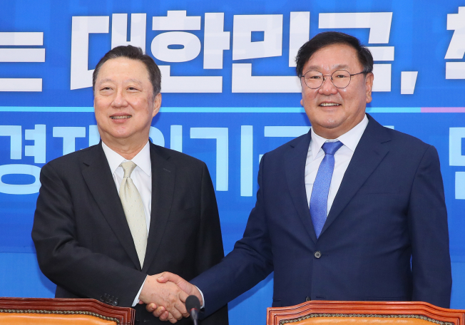 ▲더불어민주당 김태년 원내대표(오른쪽)가 지난달 19일 국회에서 예방한 박용만 대한상공회의소 회장과 악수하고 있다.   (사진=연합뉴스)