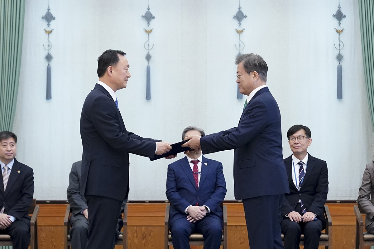 ▲문재인 대통령이 유연상 경호처장에게 임명장을 수여하고 있다. (청와댜 제공)