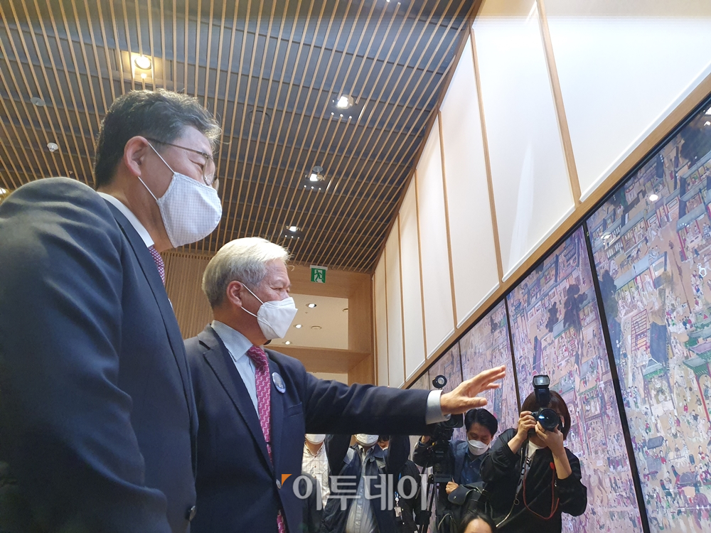 ▲박양우 문화체육관광부 장관과 배기동 국립중앙박물관장이 19일 국립중앙박물관에서 열린 '디지털 실감 영상관' 사전 개막식에서 전시를 둘러보고 있다. (김소희 기자 ksh@)