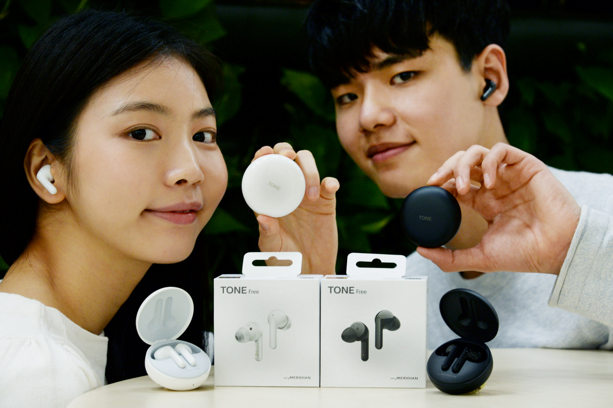 ▲LG전자가 프리미엄 무선 이어폰 '톤 프리' 신제품 출시에 앞서 고객 체험단을 모집한다. 모델들이 '톤 프리' 신제품(모델명 HBS-TFN6)을 소개하고 있다. (사진제공=LG전자)