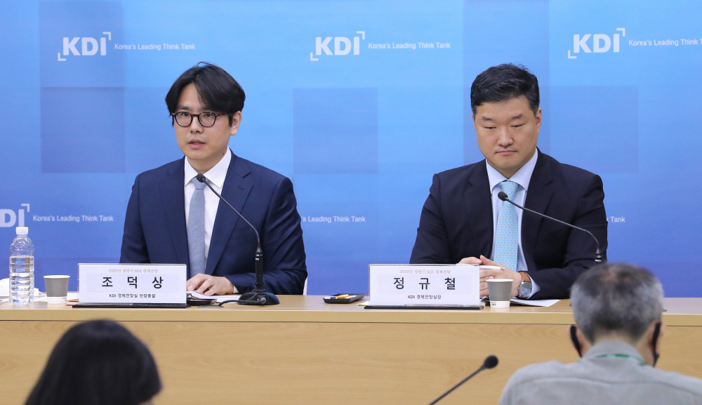 ▲정규철 KDI 경제전망실장(오른쪽)과 조덕상 경제전망실 전망총괄이 19일 정부세종청사에서 KDI 2020년 상반기 경제전망을 브리핑하고 있다. (연합뉴스)