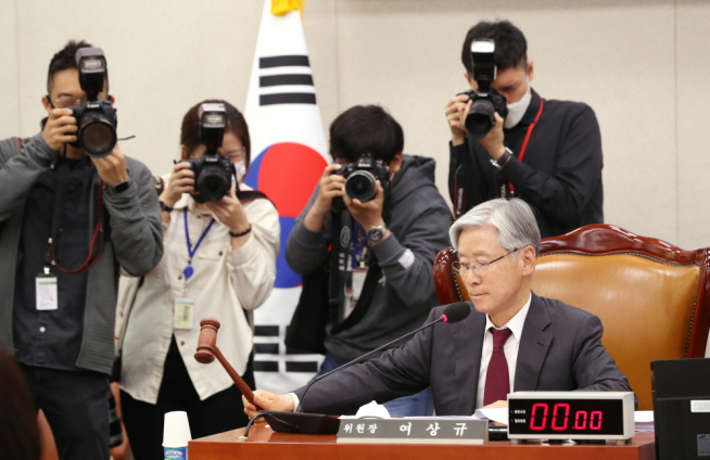 ▲20일 오전 서울 여의도 국회에서 열린 법제사법위원회 전체회의에서 여상규 위원장이 안건을 상정하고 있다. (연합뉴스)