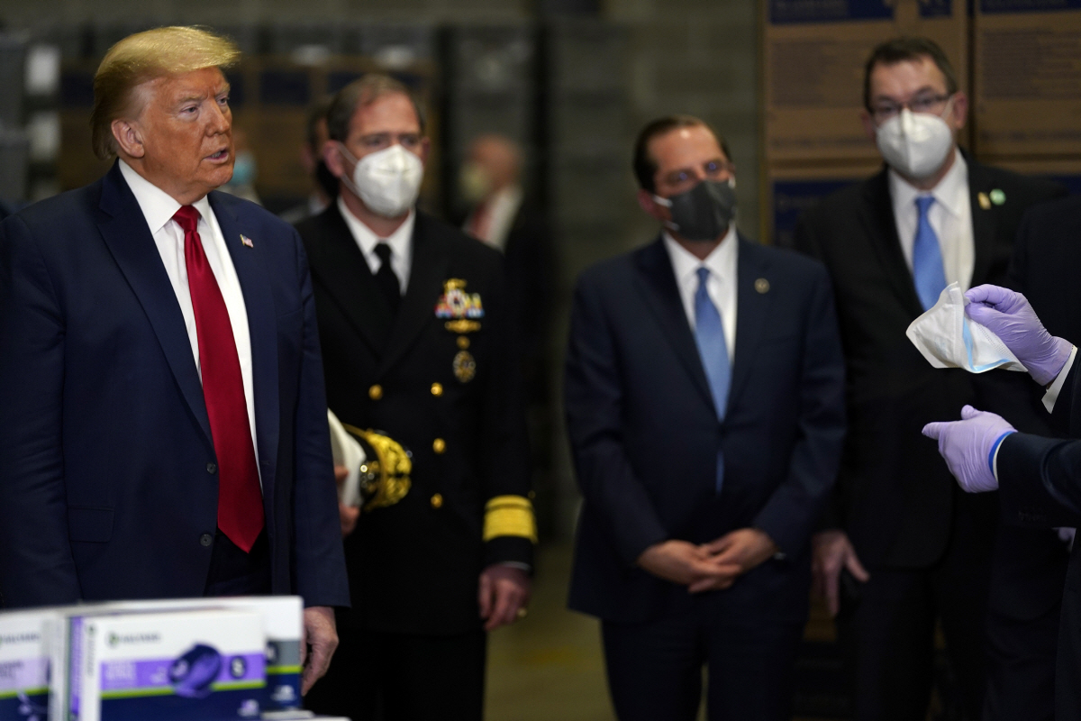 ▲도널드 트럼프(왼쪽) 미국 대통령이 14일(현지시간) 펜실베이니아주 앨런타운에 있는 의료기기 유통업체 오언스앤드마이너를 시찰하고 있다. 앨런타운/AP뉴시스