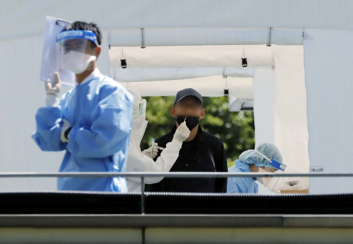 ▲20일 서울 강남구 삼성서울병원 선별진료소에서 의료진이 신종 코로나바이러스 감염증(코로나19) 검체를 채취하고 있다.  (뉴시스)