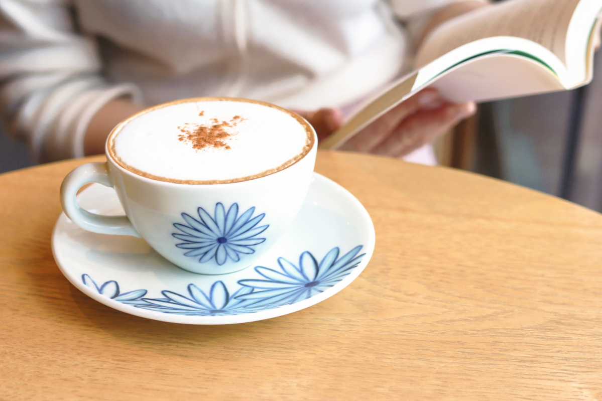 ▲ 아티스트 ‘나난’과 함께 신제품 국화 커피잔  (사진제공=광주요)