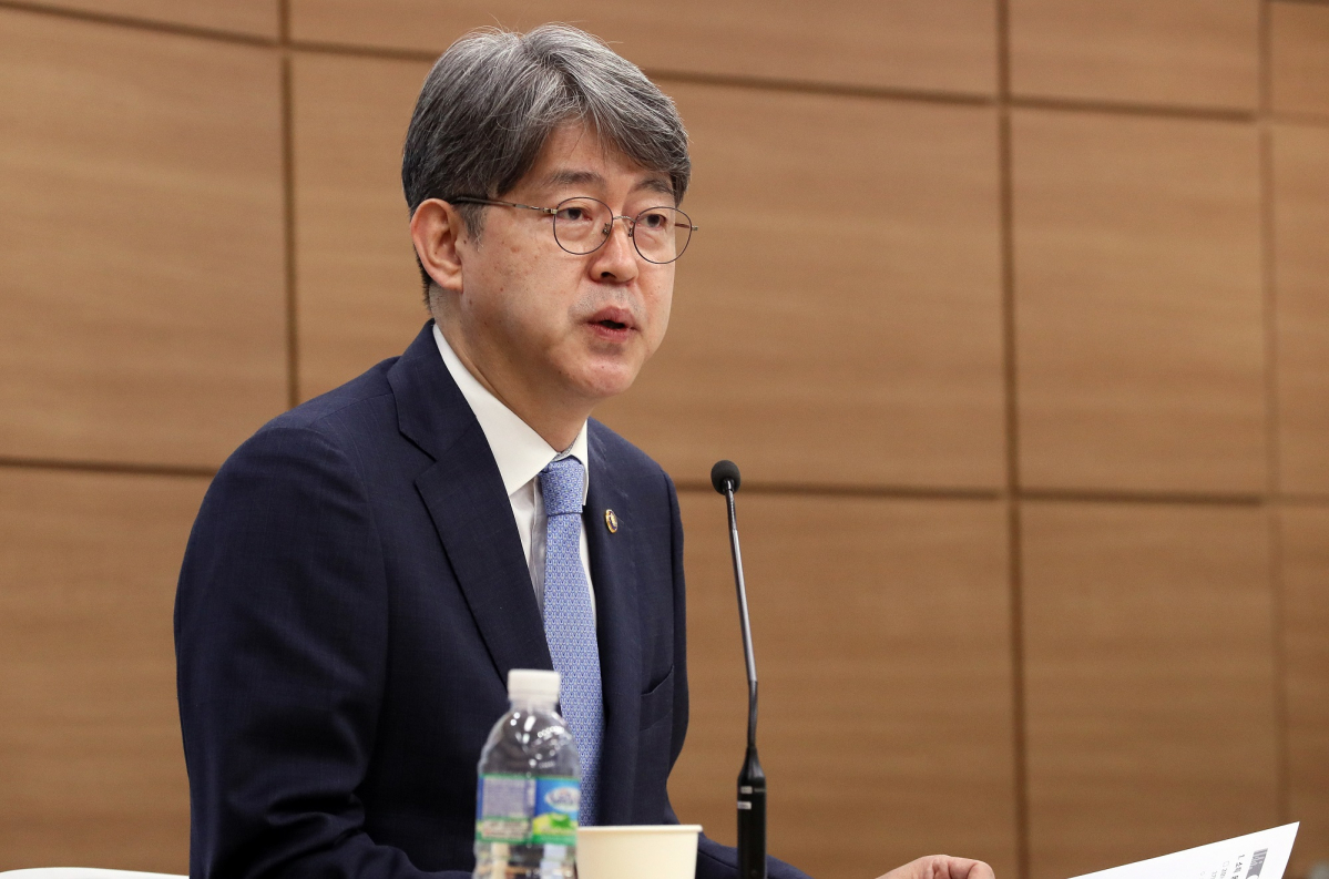 ▲강신욱 통계청장이 21일 오전 정부세종청사에서 2020년 1/4분기 가계동향조사 결과를 발표하고 있다. (뉴시스)