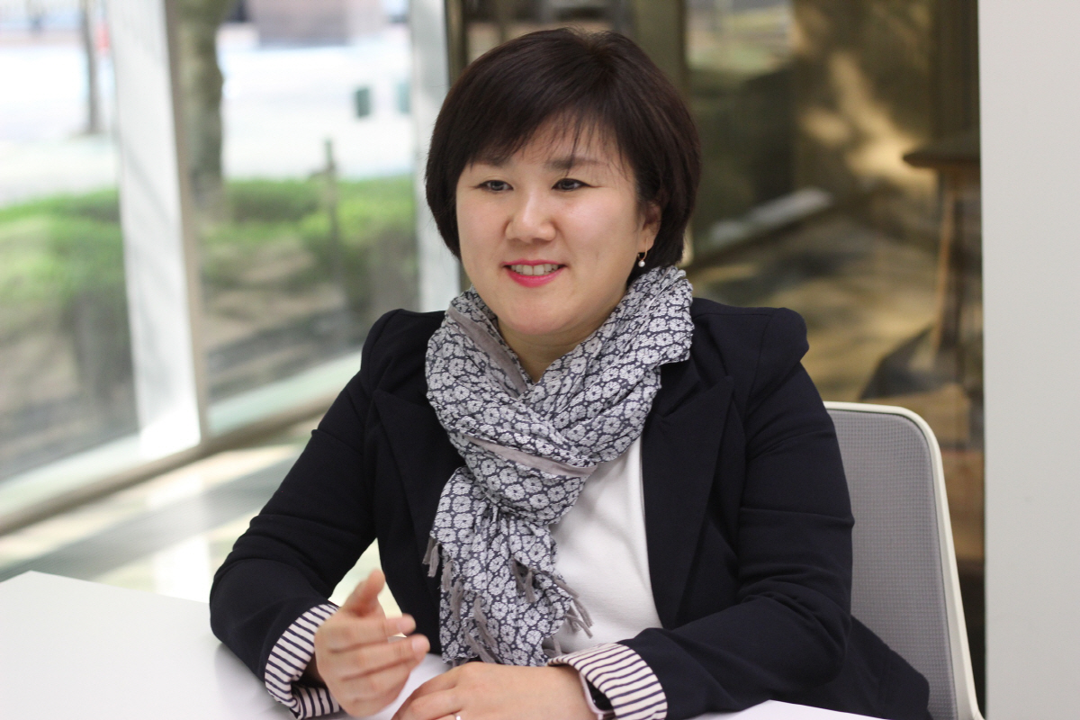 ▲주로 고객의 스마트팩토리 내에서 근무하는 경우가 많다는 임고은 SK인포섹 하이테크 담당은 “고객 니즈(요구)에 맞는 새로운 보안 체계를 기획하고, 사업화하는 일 등으로 하루가 어떻게 지나갔는지 모르게 지내고 있다”고 말했다.        SK인포섹 제공
