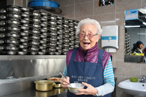 ▲LG 의인상을 받은 정희일 할머니. 정희일 할머니는 95세 고령에도 33년째 무료 급식소에서 봉사했다.  (사진제공=LG)