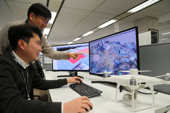 ▲대림산업 직원이 드론으로 촬영하여 3D로 변환한 영상 데이터를 통해 현장 측량 자료를 확인하고 있다. (사진제공=대림산업)