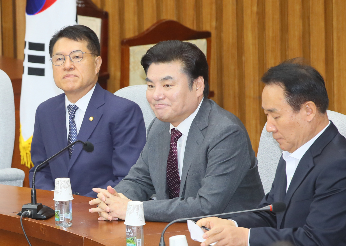 ▲미래통합당과 합당에 대한 당선인들과의 갈등으로 곤혹스런 상황을 맞고 있는 미래한국당의 원유철 대표(가운데), 염동열 사무총장(오른쪽), 정운천 최고위원이 22일 국회에서 열린 당선인 간담회에 굳은 표정을 짓고 있다. (연합뉴스)