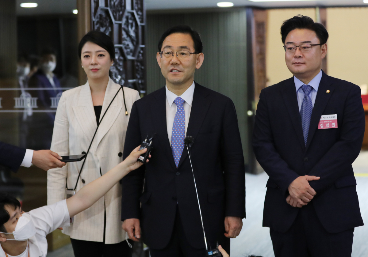 ▲미래통합당 주호영 원내대표가 22일 서울 여의도 국회에서 " 내년 재보궐선거까지 미래통합당 김종인 전 총괄선거대책위원장을 비대위원장으로 모시기로 했다"고 밝히고 있다. (연합뉴스)