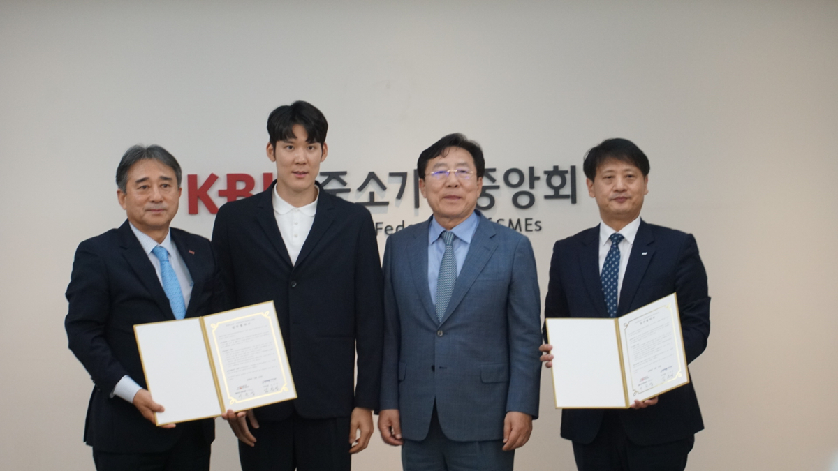 ▲왼쪽부터 김장성 박태환수영과학진흥원 이사장, 박태환 박태환수영과학진흥원 원장, 김기문 홈앤쇼핑 이사회 의장(중소기업중앙회장), 이원섭 홈앤쇼핑 대표이사직무대행이 업무협약식을 체결하고 있다.  (사진제공=홈앤쇼핑)