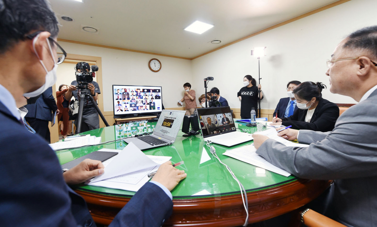 ▲홍남기 경제부총리 겸 기획재정부 장관이 22일 화상으로 열린 제53차 아시아개발은행(ADB) 연차총회 제1부에 의장으로 참석, 회의를 주재하고 있다. (사진제공=기획재정부)