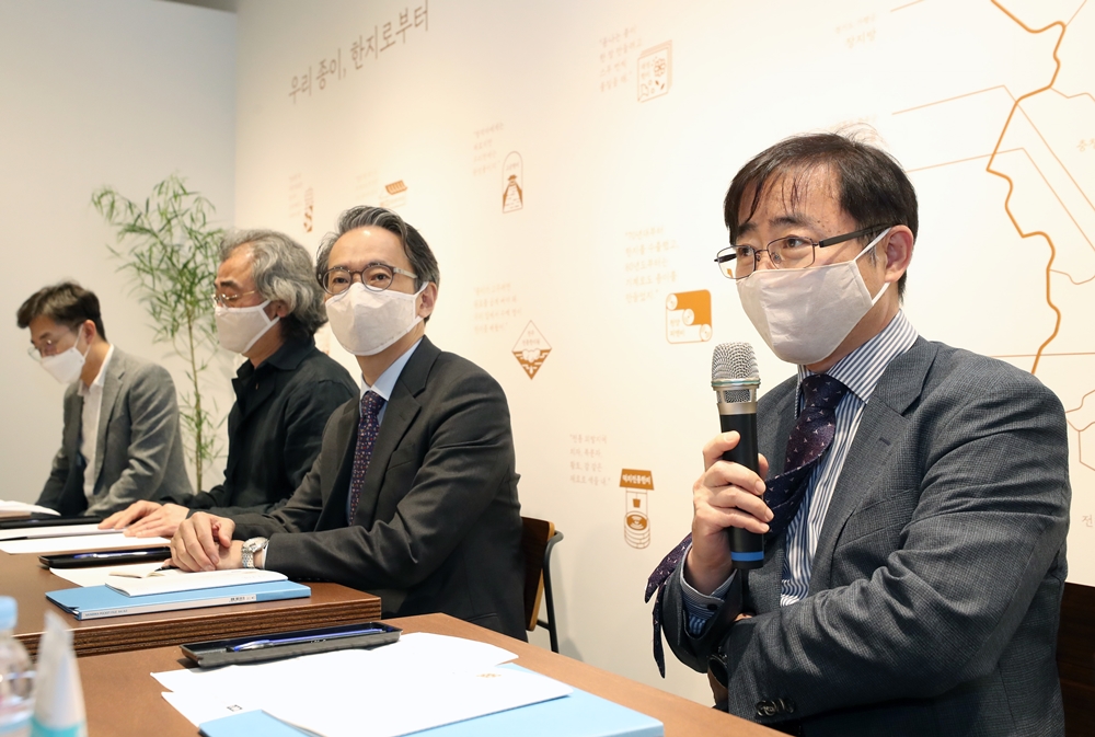 ▲오영우 문화체육관광부 제1차관이 20일 서울 종로구 한지문화산업센터 개관식에 참석해 한지업계 종사자와 간담회를 하고 있다. (사진제공=문화체육관광부)