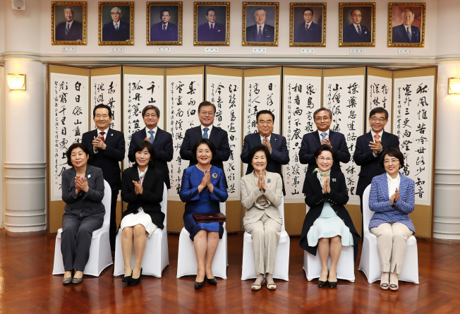 ▲문재인 대통령과 부인 김정숙 여사가 지난 21일 문희상 국회의장의 초청으로 한남동 국회의장 공관에서 문 의장을 비롯한 5부 요인 내외와 만찬을 함께했다. (사진제공=국회)