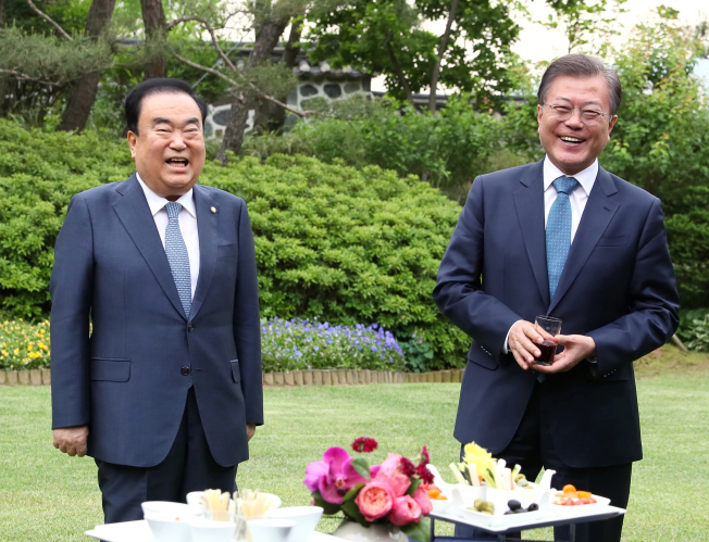 ▲문재인 대통령이 지난 21일 문희상 국회의장의 초청으로 한남동 국회의장 공관에서 만찬을 함께했다. (사진제공=국회)
