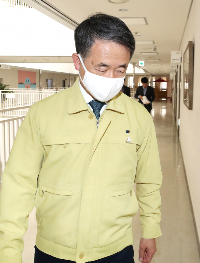 ▲박능후 중앙재난안전대책본부 1차장(보건복지부 장관)이 22일 오전 세종시 정부세종청사에서 신종 코로나바이러스 감염증(코로나19) 대응 중앙재난안전대책본부 회의를 주재하기 위해 회의실로 이동하고 있다. (연합뉴스)