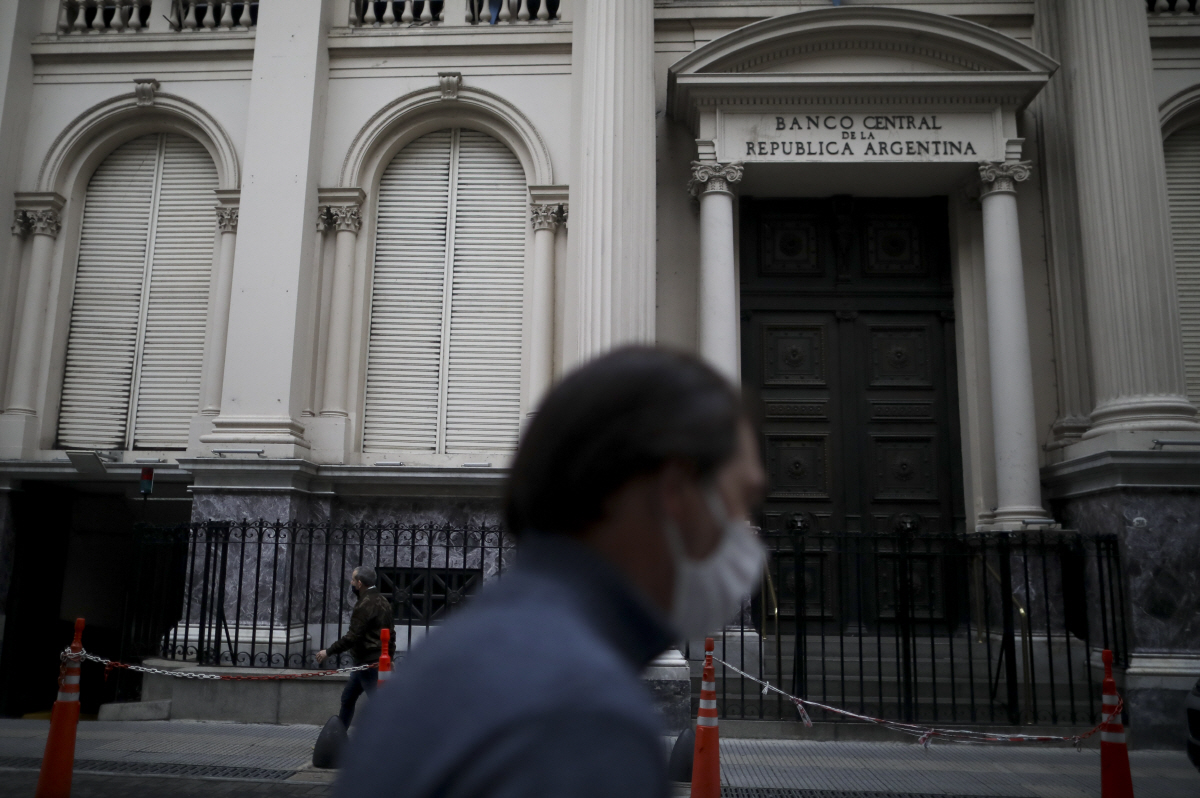 ▲부에노스아이레스에 있는 아르헨티나 중앙은행 청사가 21일(현지시간) 코로나19 억제를 위한 이동 제한 조치로 굳게 문이 닫혀져 있다. 부에노스아이레스/AP뉴시스
