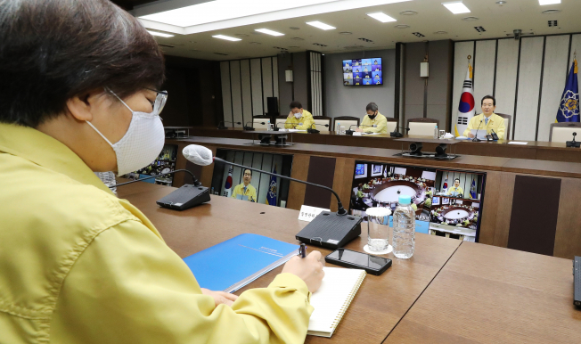 ▲정세균 국무총리(오른쪽)가 20일 오전 세종시 정부세종청사에서 서울-지자체와 영상으로 연결해 열린 신종 코로나바이러스 감염증(코로나19) 대응 중앙재난안전대책본부 회의를 주재하며 발언하고 있다. 정은경 중앙방역대책본부장(질병관리본부장, 왼쪽)이 정 총리의 발언을 메모하고 있다. (연합뉴스)