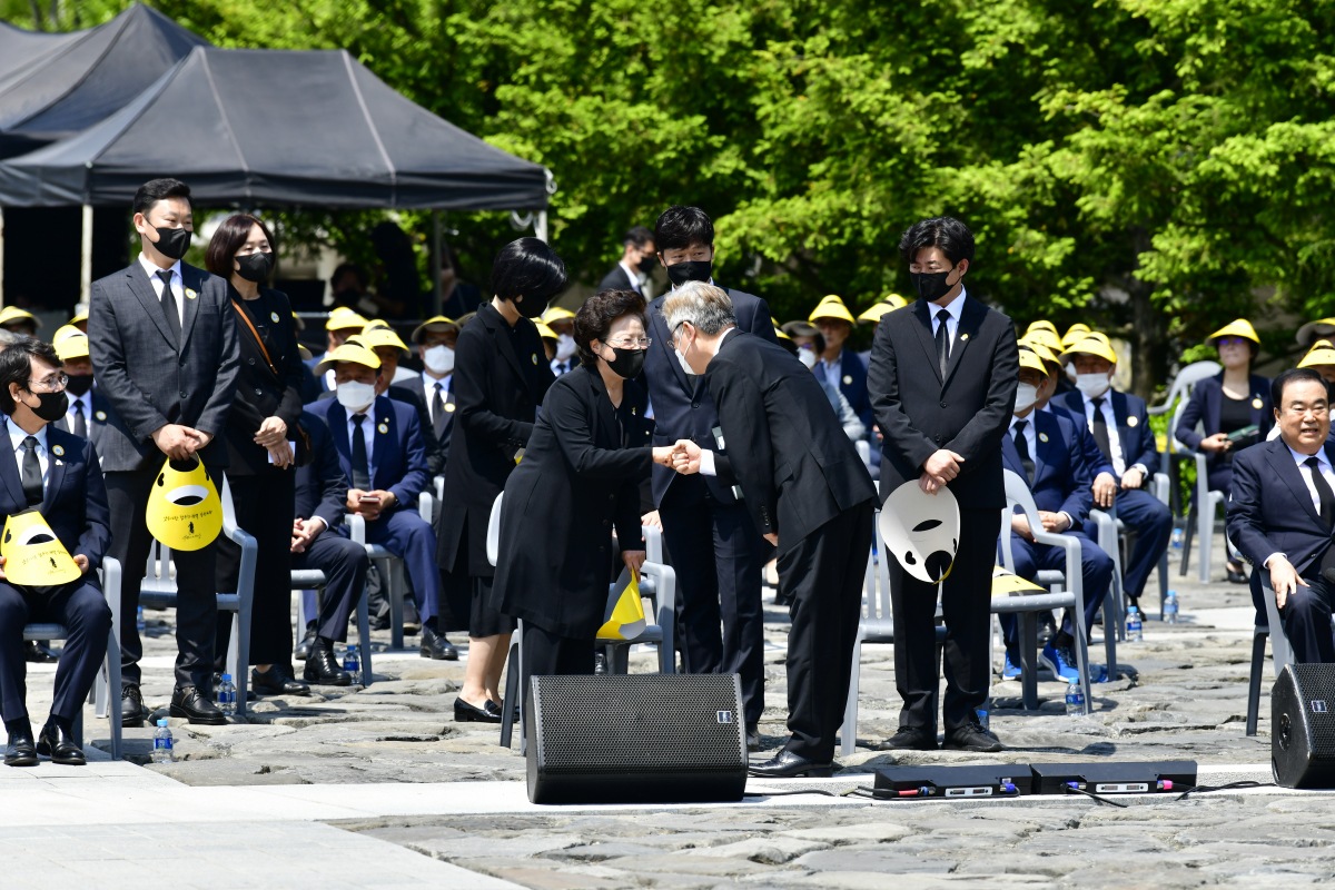 ▲권양숙 여사와 이재명 경기도지사가 23일 오전 경남 김해시 봉하마을에서 열린 노무현 전 대통령 서거 11주기 추도식에 참석해 주먹 인사하고 있다. (연합뉴스)
