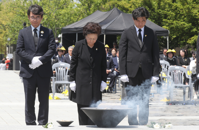 ▲노무현 전 대통령 부인 권양숙 여사(가운데), 아들 노건호 씨(오른쪽), 유시민 노무현재단 이사장이 23일 오전 경남 김해시 진영읍 봉하마을에서 열린 노 전 대통령 서거 11주기 추도식에서 묵념하고 있다.  (연합뉴스)