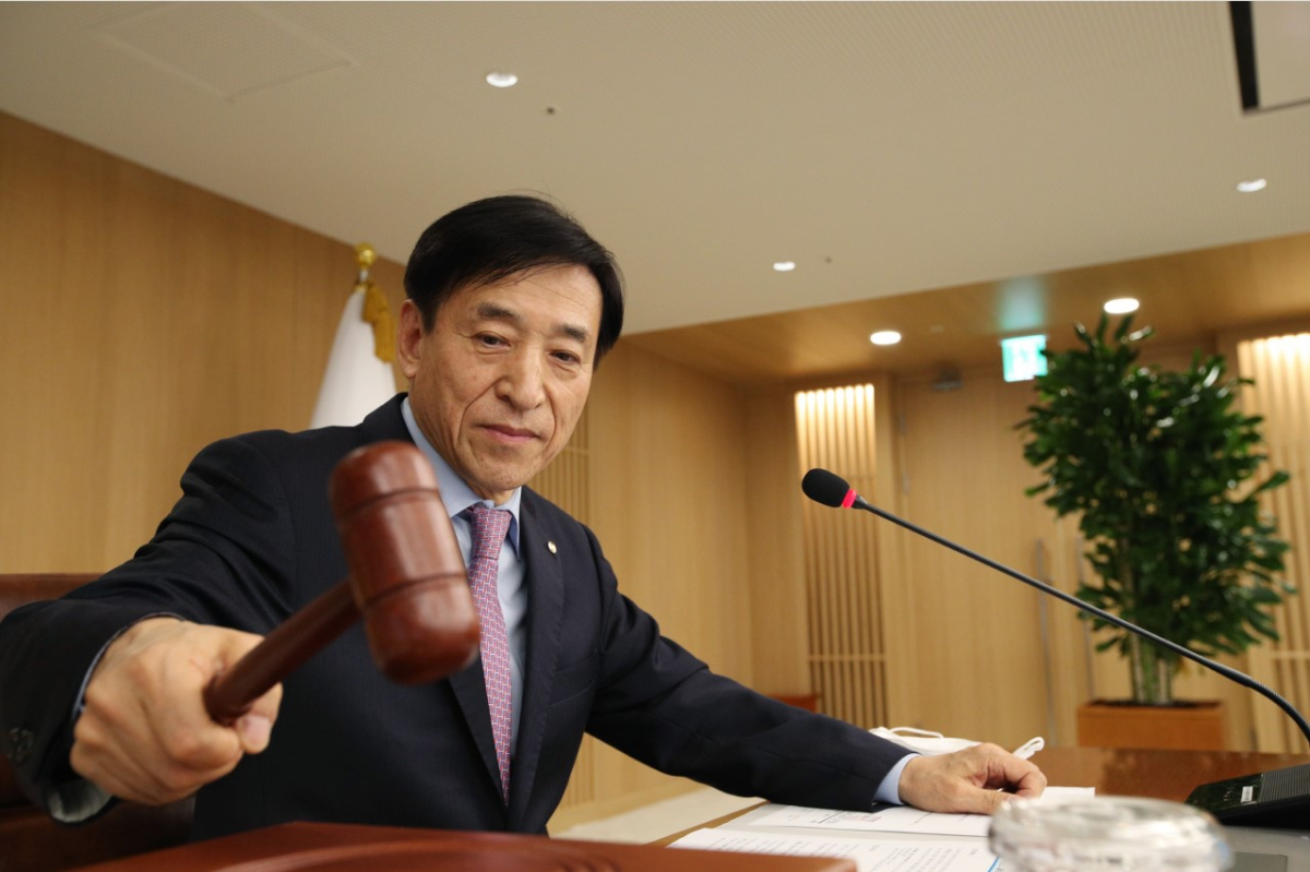 ▲이주열 한국은행 총재가 지난달 9일 서울 중구 한국은행에서 열린 금융통화위원회에서 의사봉을 두드리고 있다. (제공 = 한국은행)