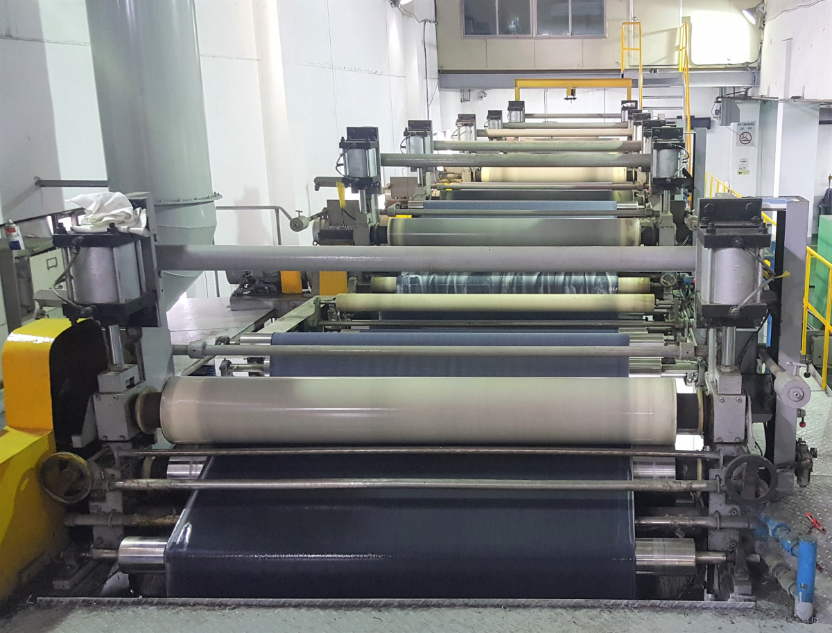 ▲디케이앤디 안산 공장의 모습. 천에 폴리우레탄(PU)를 고유 방식으로 압착하는 공정으로 합성피혁을 제조한다. (출처=회사 제공)