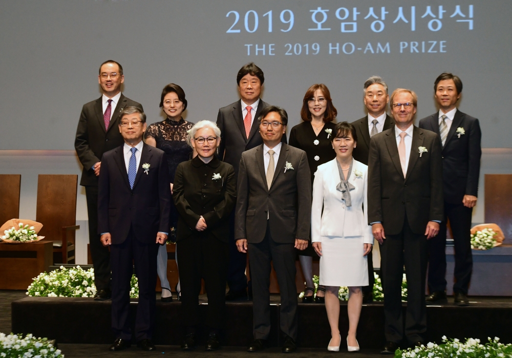 ▲2019 호암상 시상식이 작년 5월 서울 중구 호암아트홀에서 열린 가운데 수상자들이 기념촬영을 하고 있다.왼쪽 앞줄부터 김황식 호암재단 이사장, 이불 현대미술작가(예술상), 마빈 천 미국 예일대 석좌교수(과학상)와 가족, 올로브 아멜린 스웨덴 노벨상박물관 부회장, 뒷줄 왼쪽부터 앤드루 강 미국 UC샌디에이고 교수(공학상)와 가족, 오우택 KIST 뇌과학연구소장(의학상)과 가족, 박희철 러브아시아 이사장, 김봉구 상임이사(사회봉사상). 고이란 기자 photoeran@ (이투데이DB)