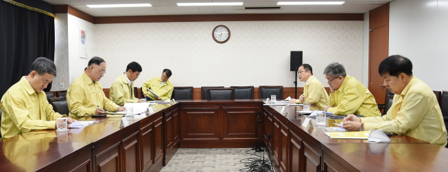 ▲홍남기 경제부총리 겸 기획재정부 장관이 21일 서울 광화문 정부서울청사에서 '2020년 1분기 가계동향조사 결과' 관련 관계장관회의(녹실회의)를 주재하고 있다. (사진제공=기획재정부)