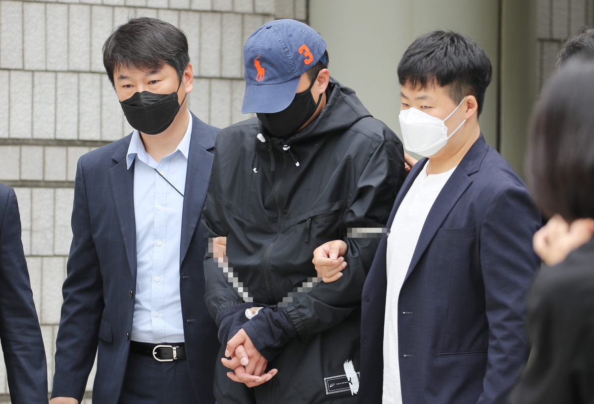 ▲아동·청소년의 성보호에 관한 법률 위반 및 범죄단체 가입 혐의로 '박사방' 가담 정도가 큰 유료회원이 25일 오후 서울 서초구 중앙지법에서 구속 전 피의자 심문(영장실질심사)을 받은 뒤 호송차로 향하고 있다. 2020.5.25 hwayoung7@yna.co.kr/2020-05-25 13:13:22/<저작권자 ⓒ 1980-2020 ㈜연합뉴스. 무단 전재 재배포 금지.> (연합뉴스)