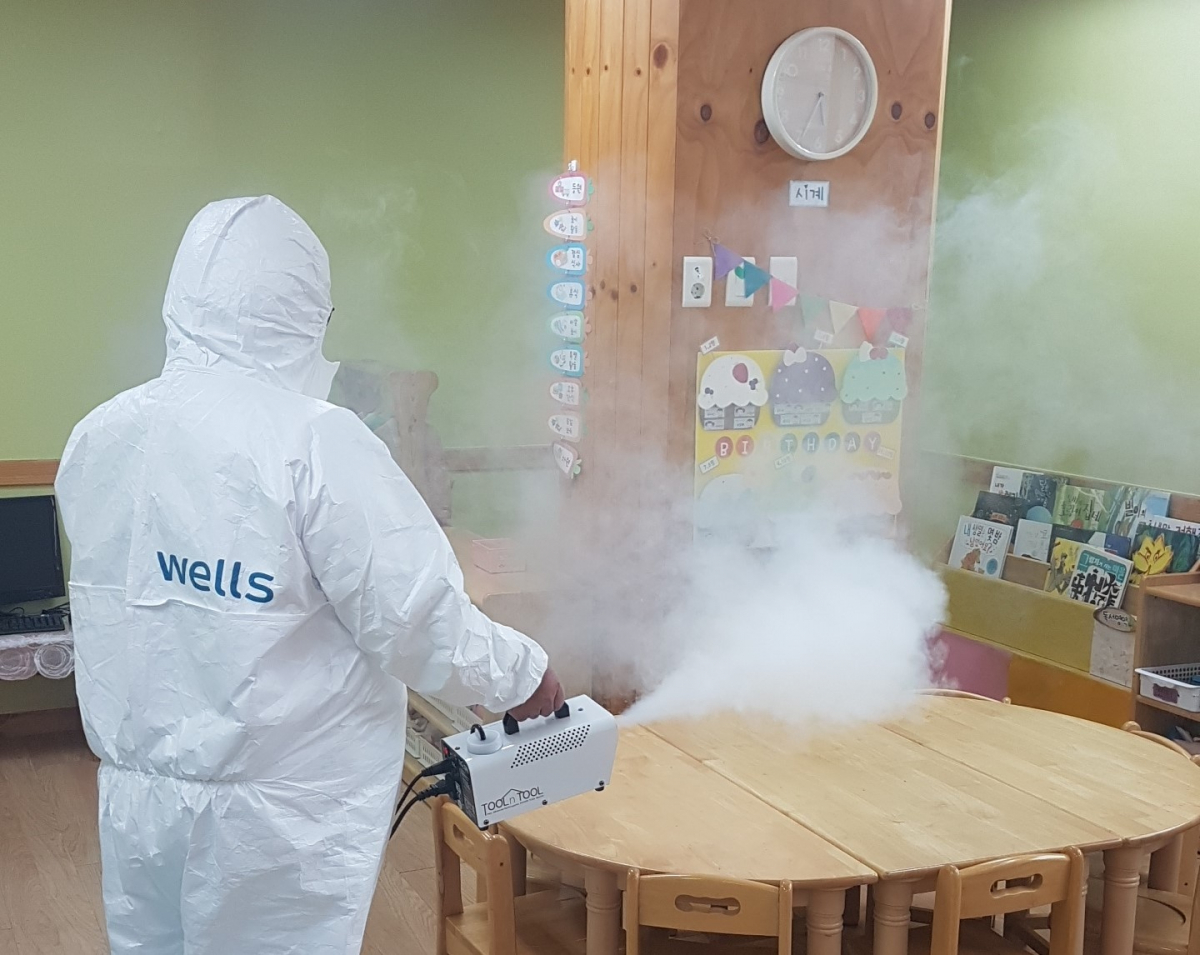 ▲종합 브랜드 웰스의 전문 관리자(웰스매니저)가 어린이집을 에어살균 하고 있다. (사진제공=웰스)