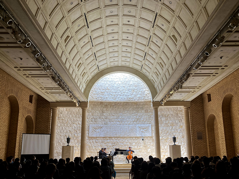 ▲26일 오전 11시 서울 강남구 언주로에 있는 소셜베뉴 라움 4층 체임버 홀에서 라움의 마티네 콘서트 '샬롱 드 아르떼'가 열렸다. 이날 주제는 '반 고흐, 번스타인을 만나다'로, 비올리스트 이신규가 해설을, 아르츠 앙상블이 연주를 맡았다. (사진제공=라움)