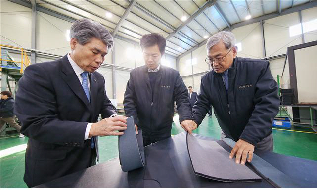 ▲ 윤종원 기업은행장이 경주에 있는 거래기업 생산현장을 방문해 대표와 관계자로부터 제품에 대한 설명을 듣고 있다.