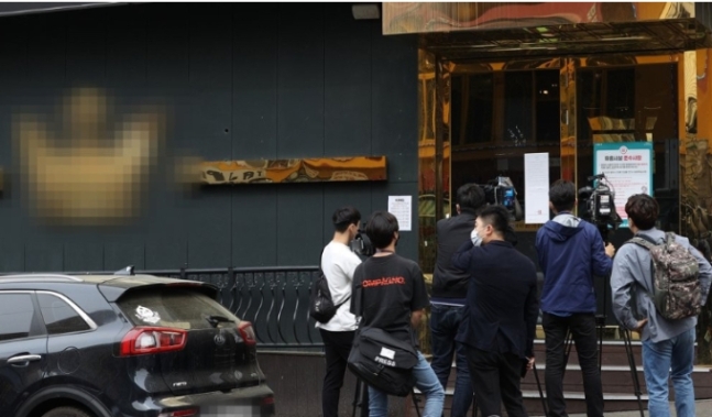 ▲신종코로나 바이러스 감염증(코로나19) 확진자가 다녀간 서울 이태원의 한 클럽 앞에서 기자들이 취재를 하고 있다.  (연합뉴스)
