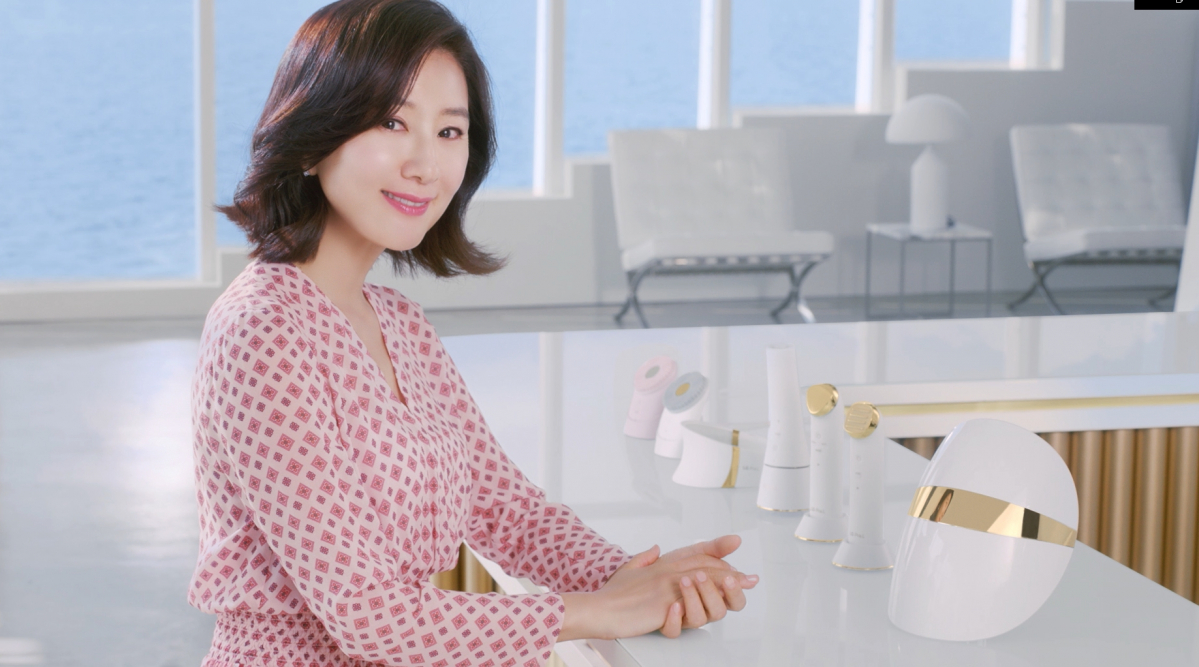 ▲LG전자 프리미엄 홈 뷰티기기 LG 프라엘의 더마 LED 마스크가 한국산업기술시험원(KTL)이 신설한 LED 마스크 안전성 규격 시험을 통과했다. 시중에 판매되는 LED 마스크 가운데 KTL의 규격 시험을 통과한 것은 LG 프라엘이 유일하다. 사진은 LG 프라엘 TV광고 영상 갈무리. (사진제공=LG전자)