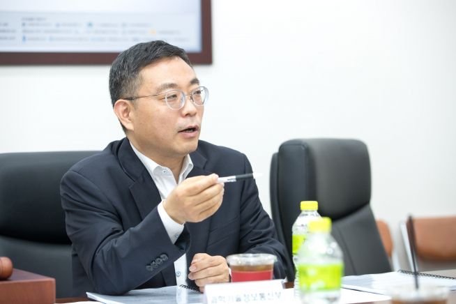 ▲과학기술정보통신부가 지난 26일 세종특별자치시 세종파이낸스센터 과기정통부 온누리소통방에서'제2차 통신재난관리심의위원회' 를 개최했다. 이태희 과학기술정보통신부 네트워크정책실장이 인사말을 하고 있다. (과기정통부 제공)