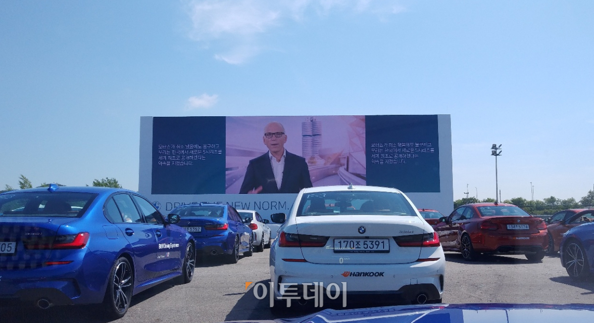 ▲피터 노타(Pieter Nota) BMW 브랜드 및 세일즈, 애프터세일즈 총괄은 축하 영상을 통해 ”BMW 그룹은 5시리즈 최대 시장인 한국의 고객, 동료, 사회 전체에 존경을 표하는 동시에 BMW코리아의 25주년도 축하하고 싶다”며 한국 시장에 대한 그룹의 의지를 강조했다.  (유창욱 기자 woogi@)
