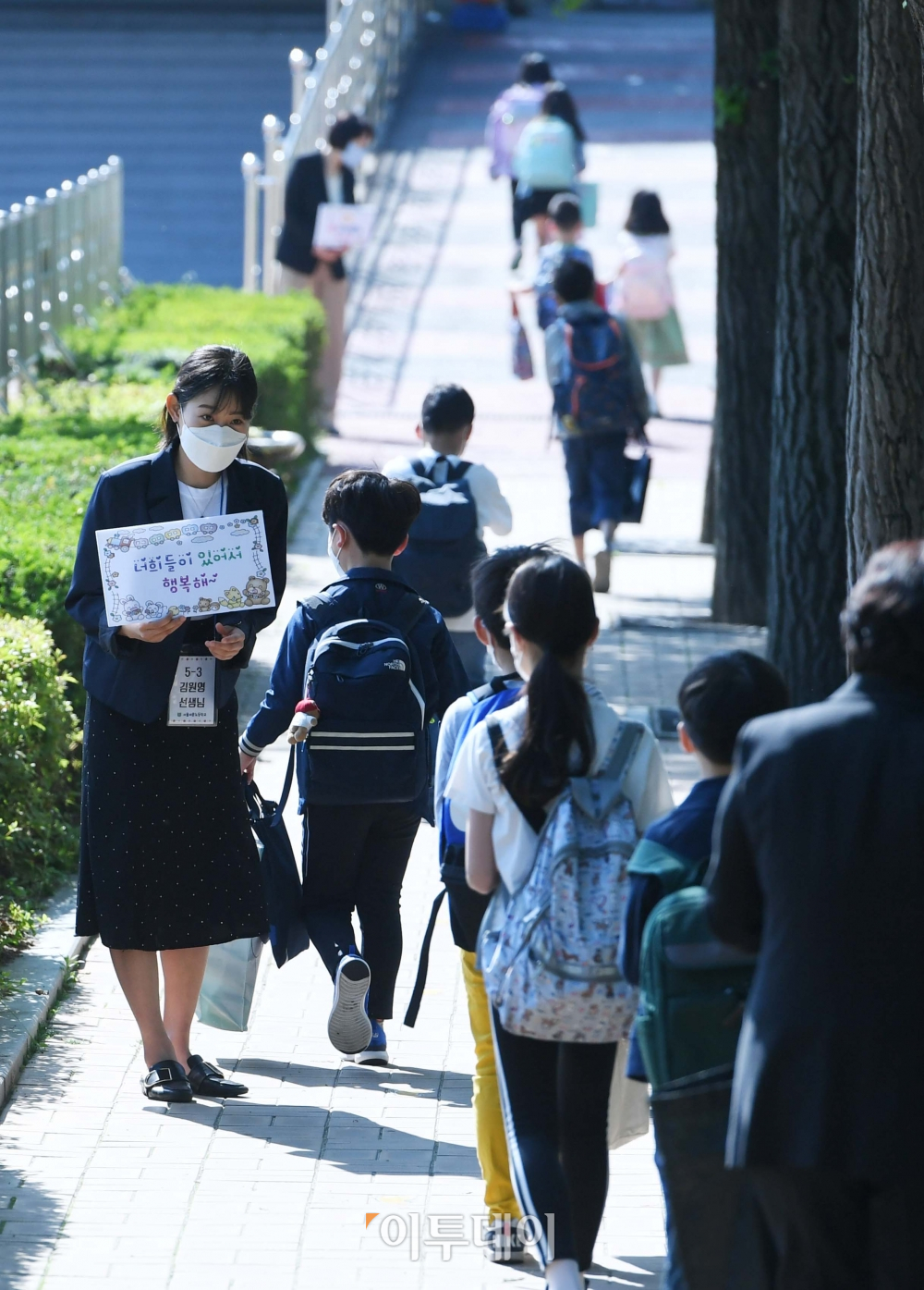 ▲2차 등교개학 첫 날인 27일 서울 송파구 세륜초에서 한 교사가 아이들을 반기고 있다. (신태현 기자 holjjak@)