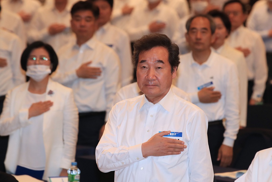 ▲더불어민주당 이낙연 당선인이 27일 오전 서울 양재동 더케이호텔에서 열린 더불어민주당 제21대 국회의원 당선인 워크숍에서 국민의례를 하고 있다. (연합뉴스)