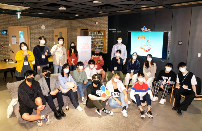 ▲오펜 뮤직 2기 작곡가들이 뮤지스땅스에서 개최된오리엔테이션 종료 후 새로운 각오를 다지고 있다. (CJ ENM 제공)