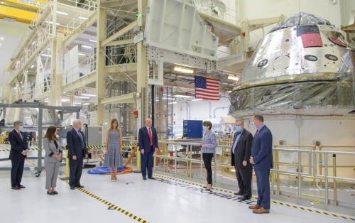 ▲도널드 트럼프 미국 대통령이 유인 우주선을 둘러보고 설명을 듣고 있다. EPA연합뉴스 
