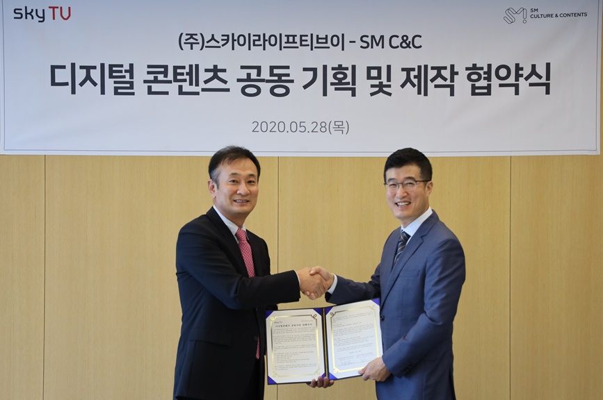 ▲김동준 SM C&C 대표(사진 왼쪽)와 윤용필 스카이티브이(skyTV) 대표가 28일 서울 상암동 skyTV 본사에서 디지털 콘텐츠 공동 기획 및 제작 협약식을 갖고 기념촬영을 하고 있다. (스카이티브이 제공)