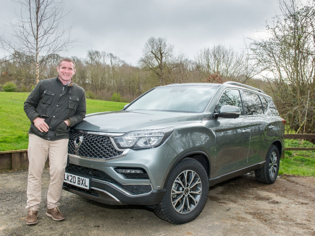 ▲지난 3월 쌍용자동차의 영국 브랜드 홍보대사로 임명된 전 럭비 영국국가대표 선수이자 현재 인기 요리사로 활약 중인 필 비커리(Phil Vickery MBE)가 G4 렉스턴 앞에서 포즈를 취하고 있다. (사진제공=쌍용차)