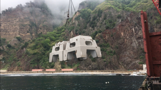 ▲해저에 설치되기 위해 크레인으로 이송중인 트리톤. 사진제공=포스코